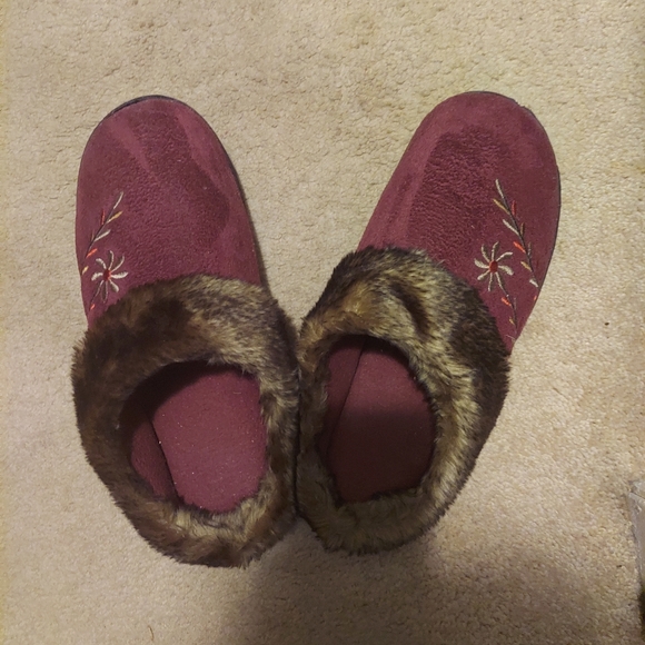 Slippers/ Isotoners. - Picture 3 of 4